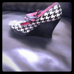 Black and white wedge